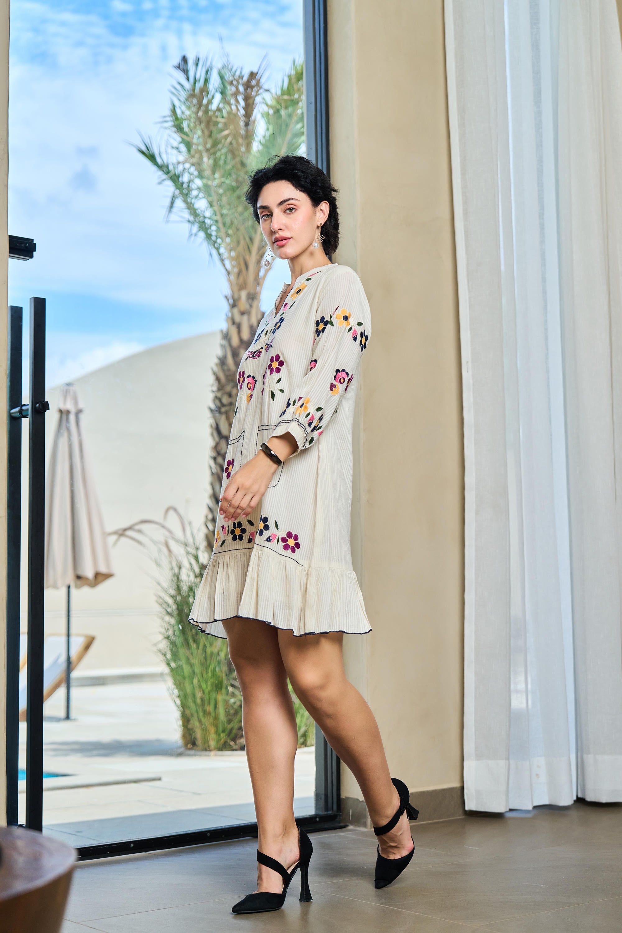 WOMEN'S WHITE COTTON EMBROIDERED SHORT DRESS WITH FLORAL MOTIFS