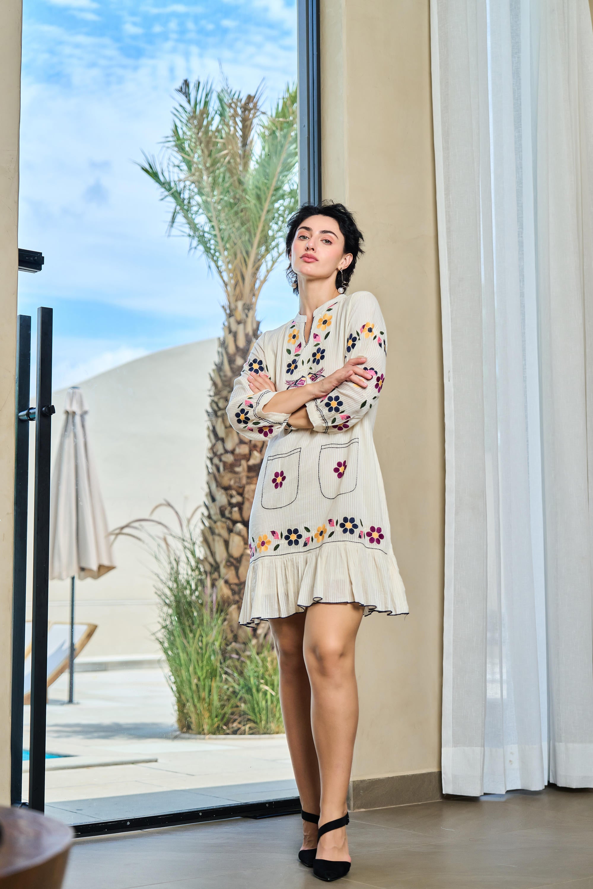 WOMEN'S WHITE COTTON EMBROIDERED SHORT DRESS WITH FLORAL MOTIFS