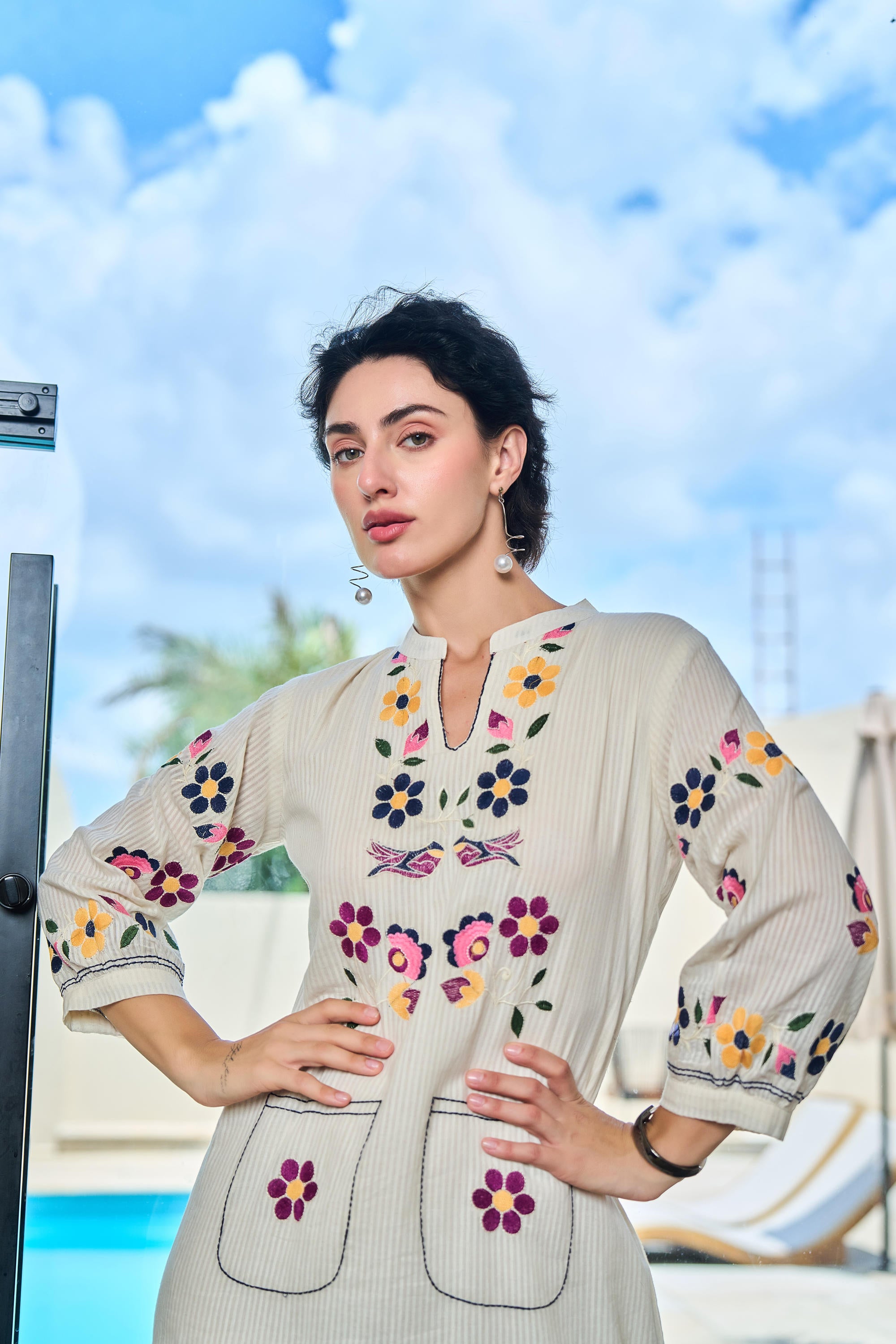 WOMEN'S WHITE COTTON EMBROIDERED SHORT DRESS WITH FLORAL MOTIFS