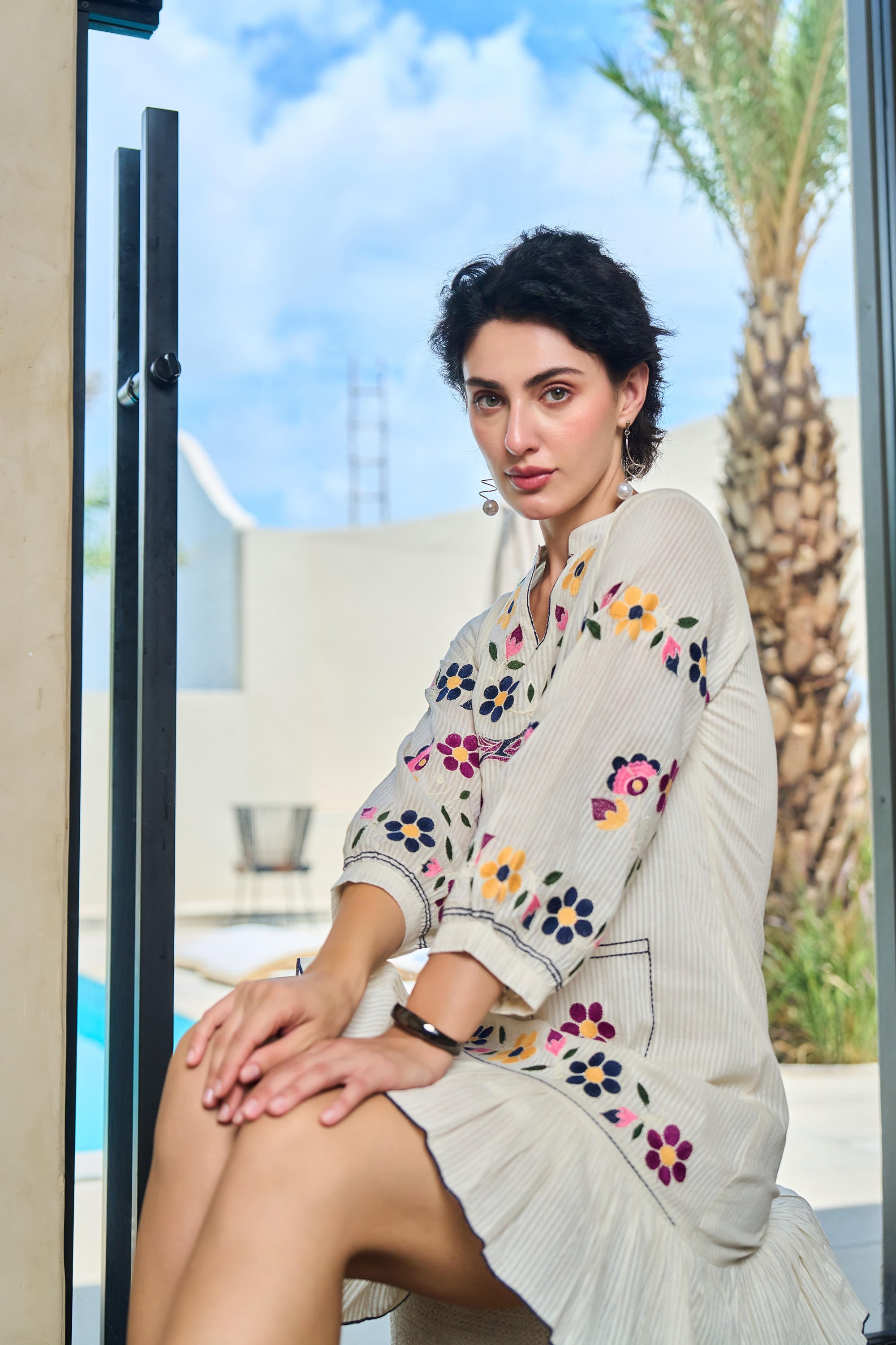 WOMEN'S WHITE COTTON EMBROIDERED SHORT DRESS WITH FLORAL MOTIFS