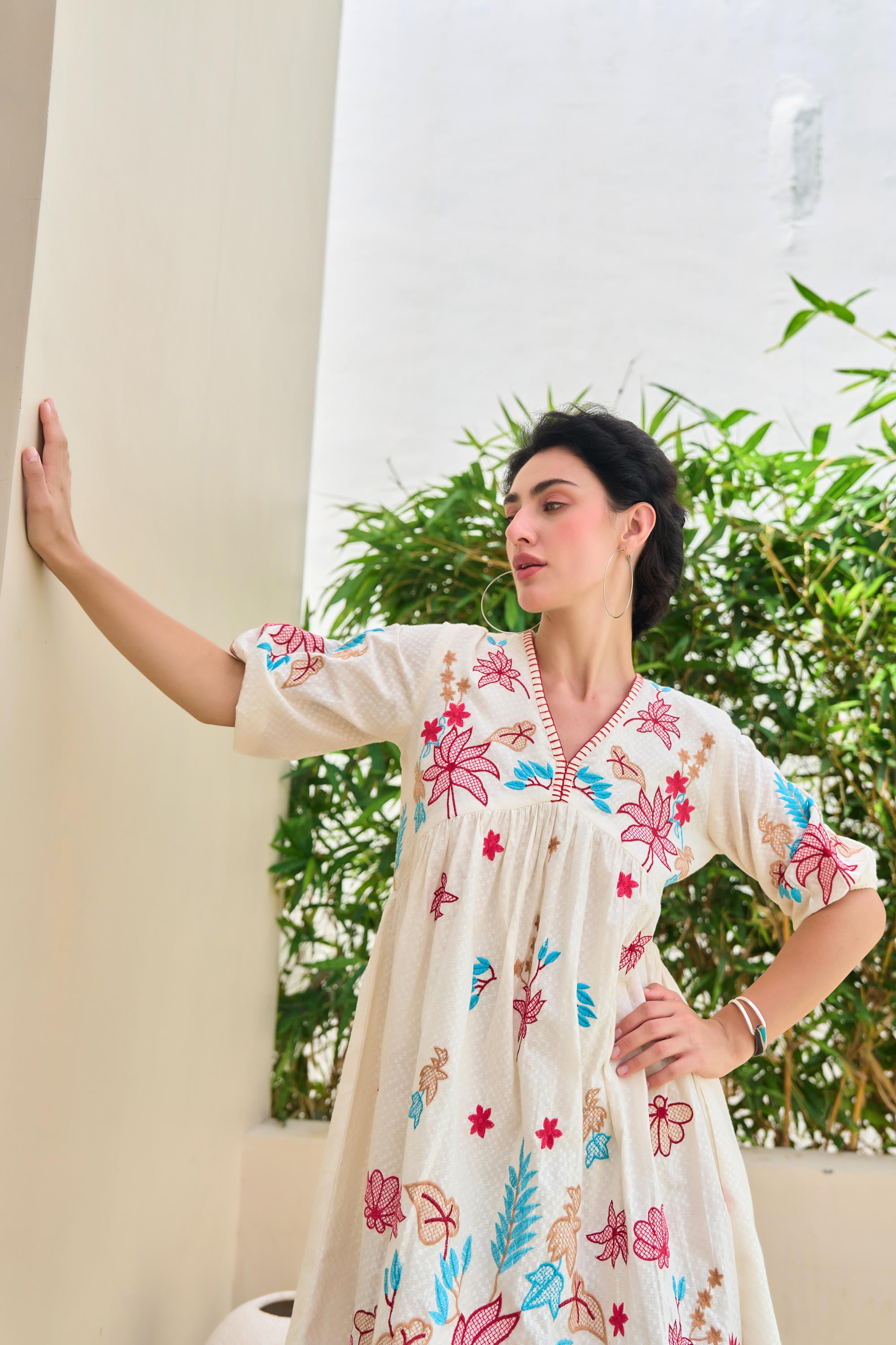 ELEGANT OFF-WHITE EMBROIDERED SHORT DRESS