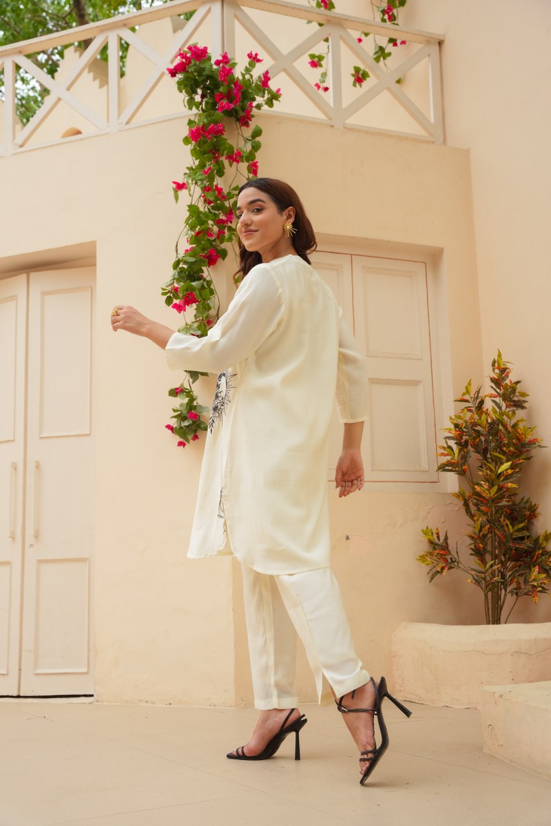 OFF-WHITE COTTON STRAIGHT KURTA WITH MINIMALIST FLORAL PRINT