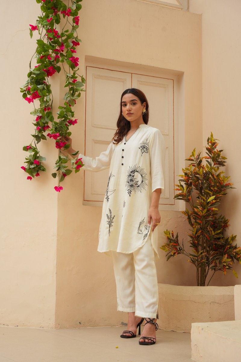 OFF-WHITE COTTON STRAIGHT KURTA WITH MINIMALIST FLORAL PRINT