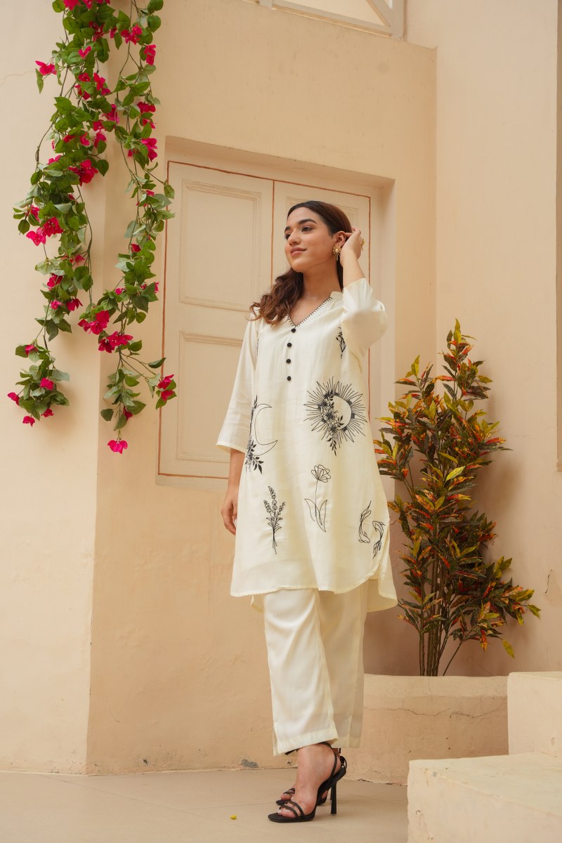 OFF-WHITE COTTON STRAIGHT KURTA WITH MINIMALIST FLORAL PRINT