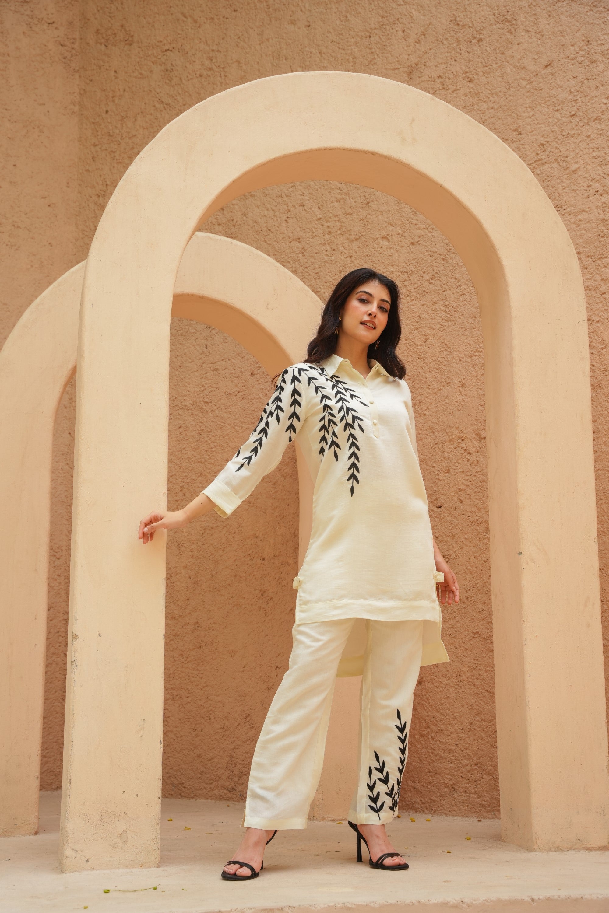 MINIMALIST EMBROIDERED STRAIGHT KURTA WITH COLLARED NECK & LEAF DETAILING