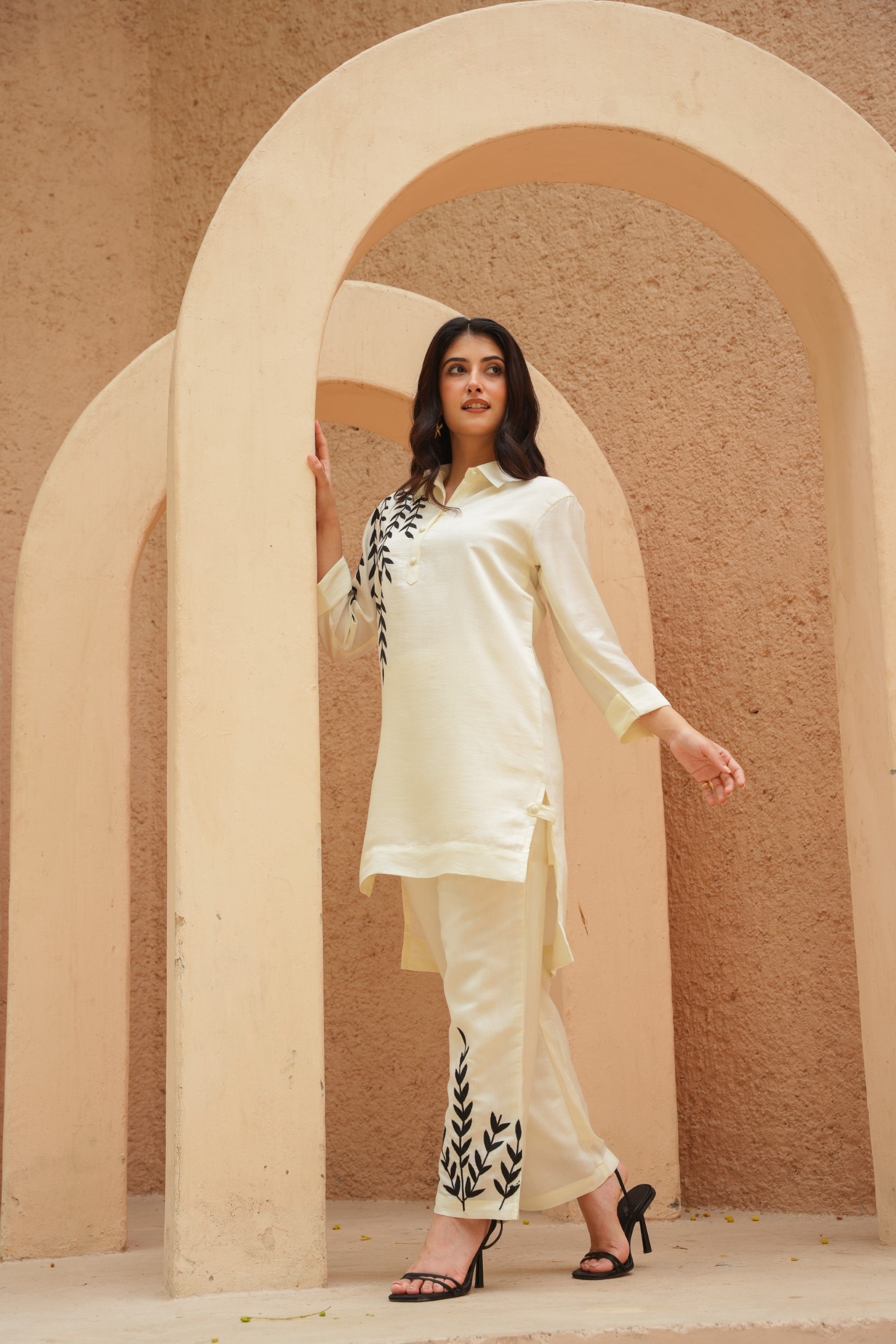 MINIMALIST EMBROIDERED STRAIGHT KURTA WITH COLLARED NECK & LEAF DETAILING