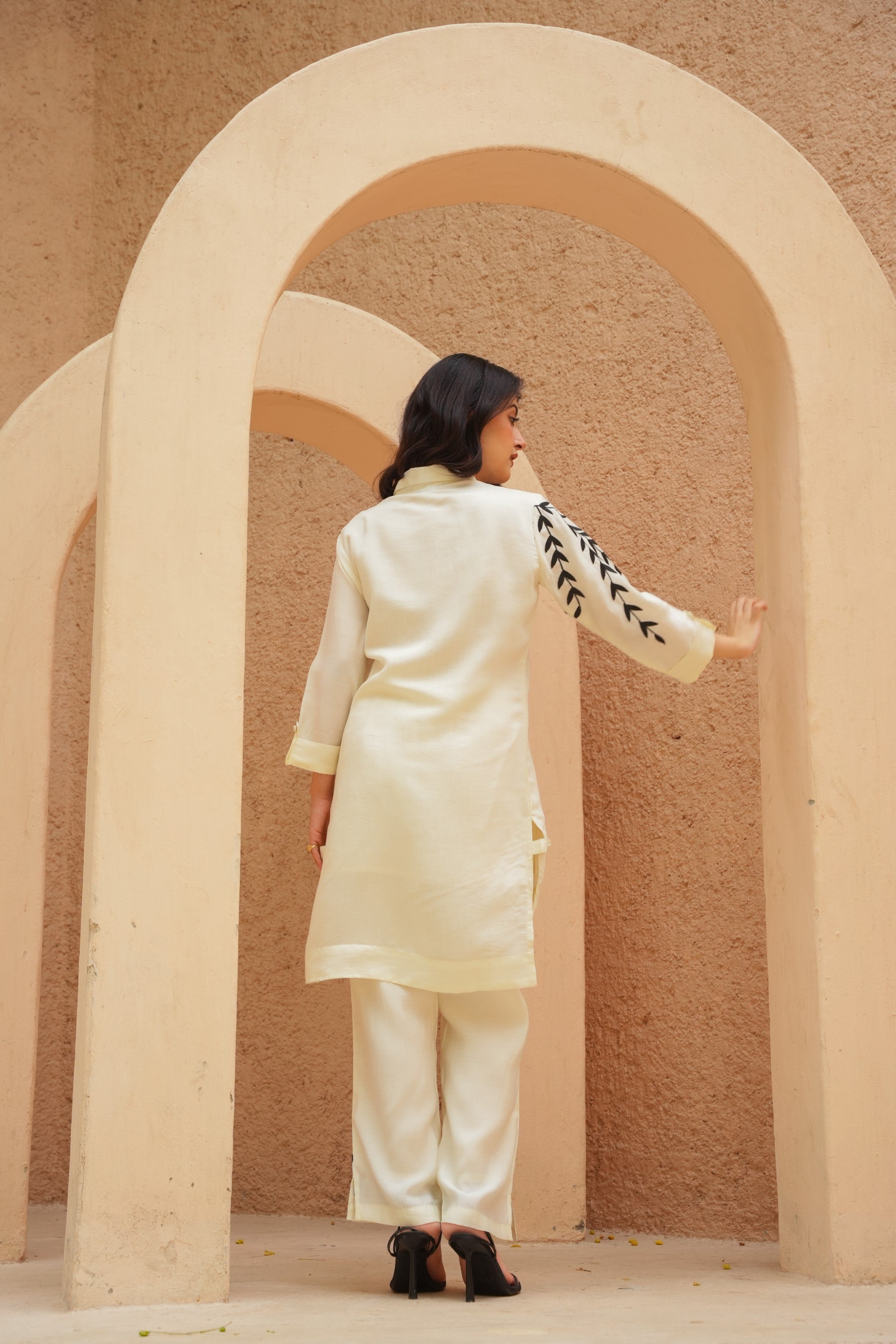 MINIMALIST EMBROIDERED STRAIGHT KURTA WITH COLLARED NECK & LEAF DETAILING