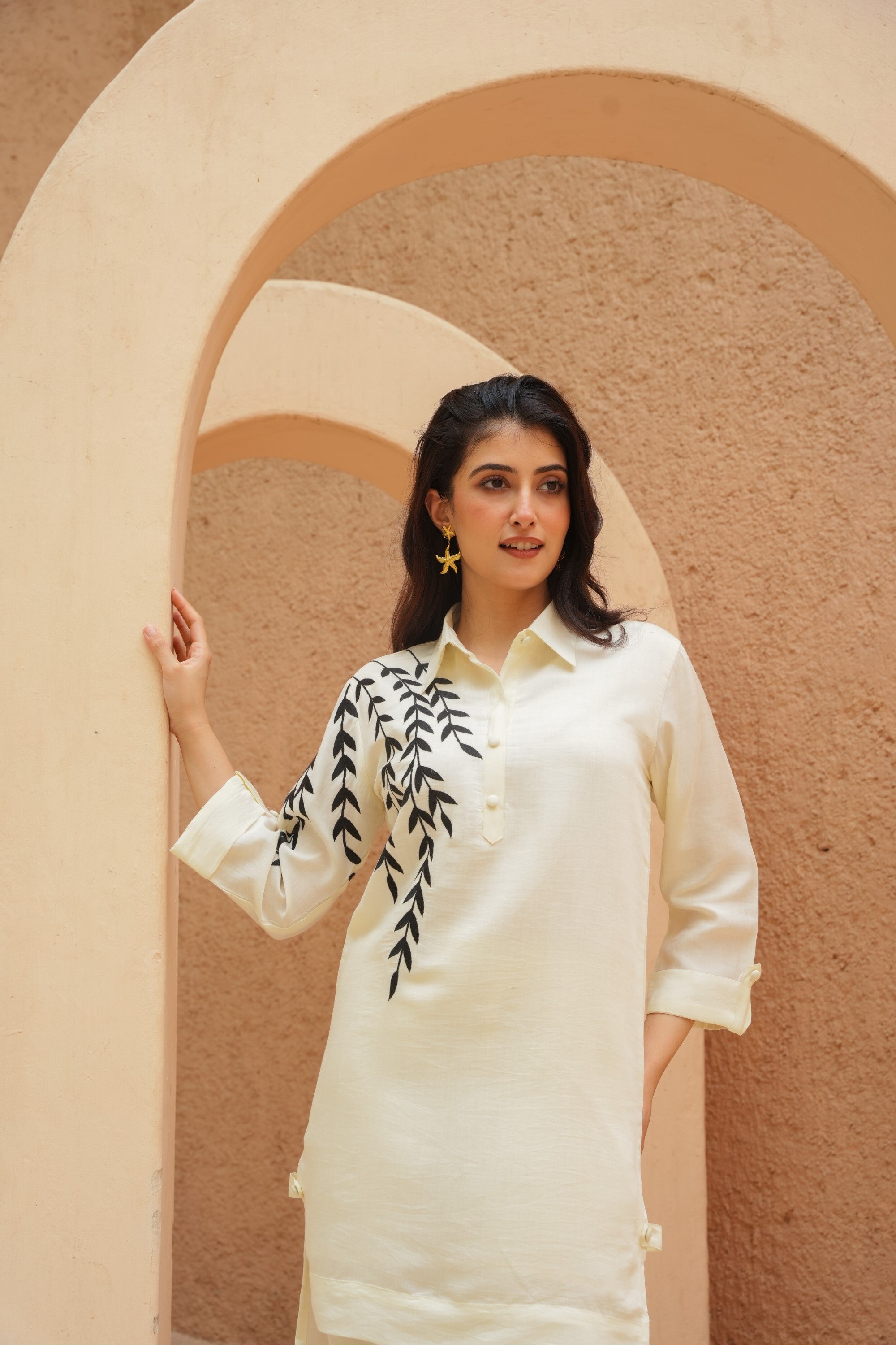 MINIMALIST EMBROIDERED STRAIGHT KURTA WITH COLLARED NECK & LEAF DETAILING